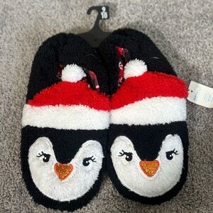 Penguin Christmas Slippers Size 9/10 NWT – Cozy Fuzzy Holiday House Shoes